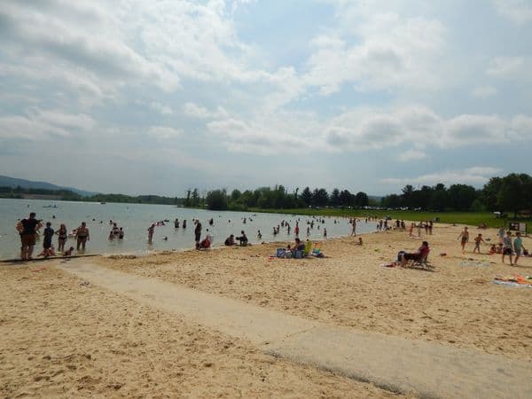 <b>Bald Eagle State Park</b>. La playa de arena de 1,200 pies en Bald Eagle State Park permite a sus visitantes refrescarse en el lago de 1,730 acres. El área de la playa también cuenta con un parque infantil, vestuarios y baños públicos.
<br>📍149 Main Park Rd, Howard, PA 16841.