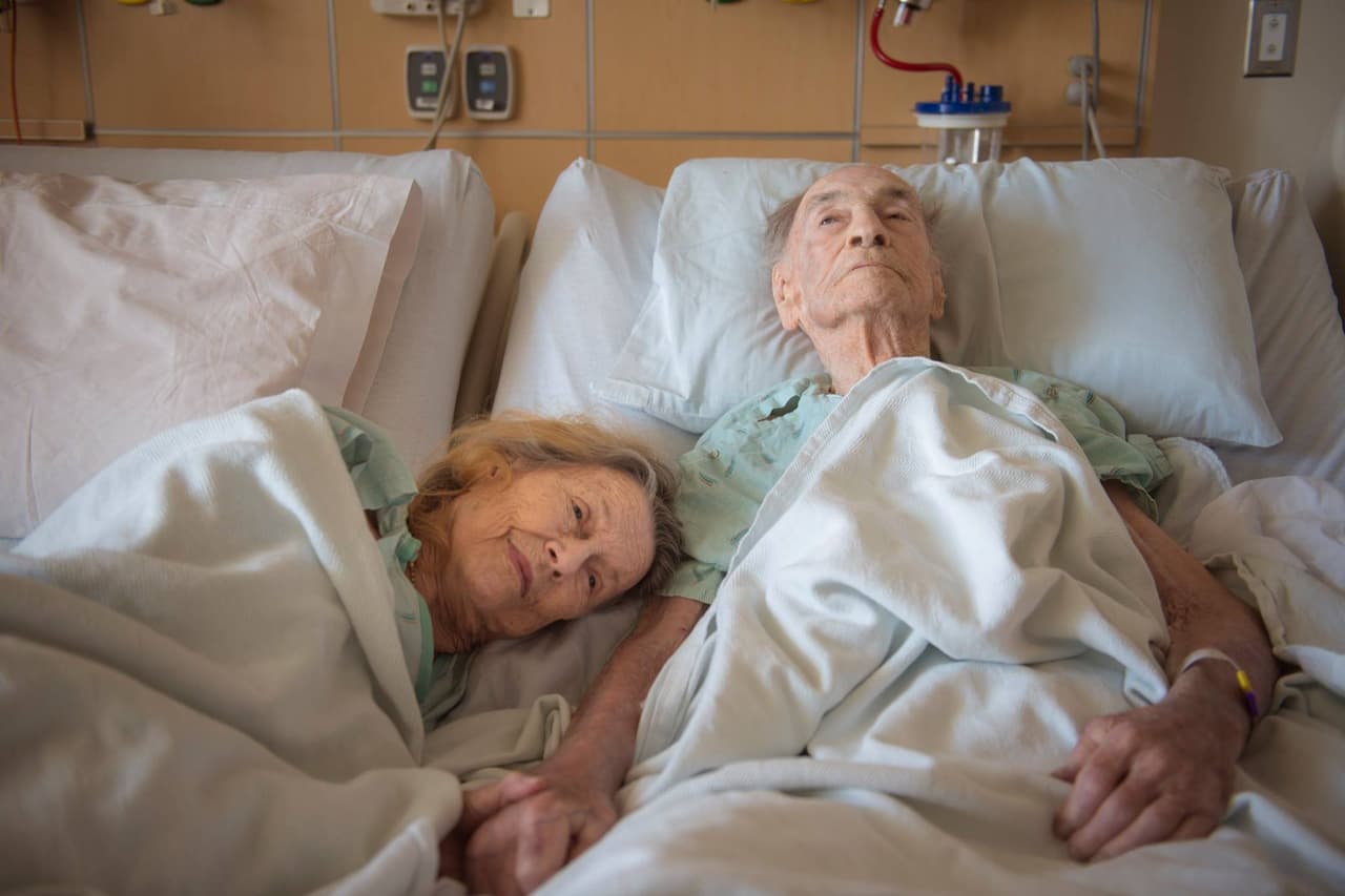 Eloise espera paciente al lado de su esposo. Ambos tuvieron dos hijos, pero murieron recientemente, así que solo se tienen el uno al otro.