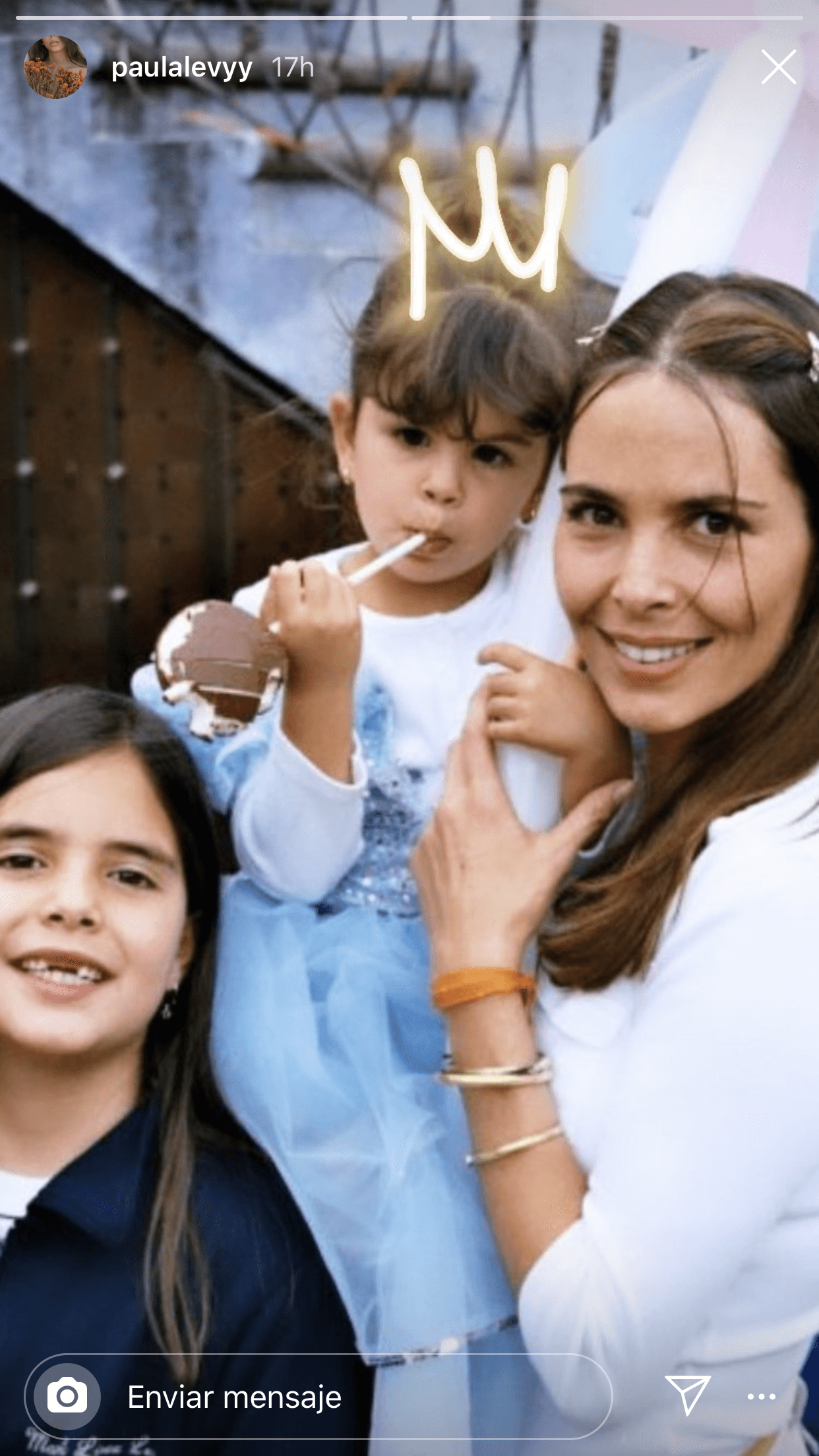 Durante la charla con sus seguidores también declaró: "Pasen tips para desinflamar mis ojos porque hoy es el día de la 'lloración'. Lloré y lloré demasiado, hasta que mis ojos quedaron así de hinchados. Ya, de paso, si me quieren dar tips de cómo vivir esta vida con éxito se acepta todo, banda".