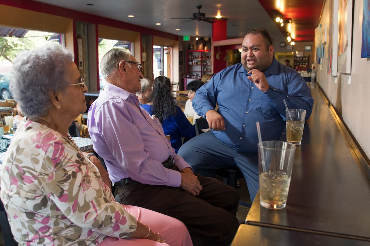 El legislador estatal Daniel Hernández fue el más joven de la legislatura, ahora lo es su hermana Alma Hernández.