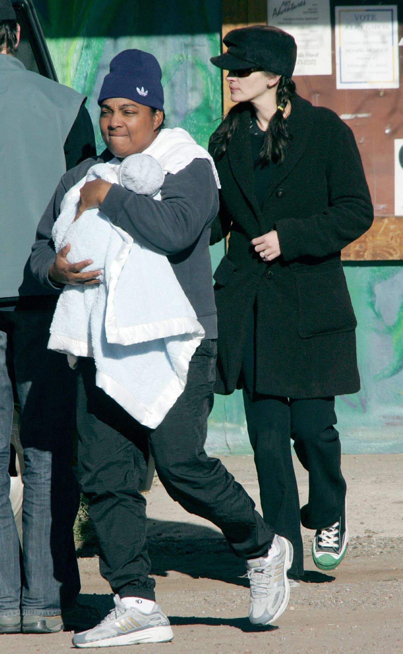 Durante la promoción de la película ‘Eat, Pray, Love’, aseguró a Access Hollywood que no hubiera podido viajar por todo el mundo sin la ayuda de su “aldea”, que incluía un par de “maravillosas mujeres que le ayudaban a cuidar” a sus hijos.