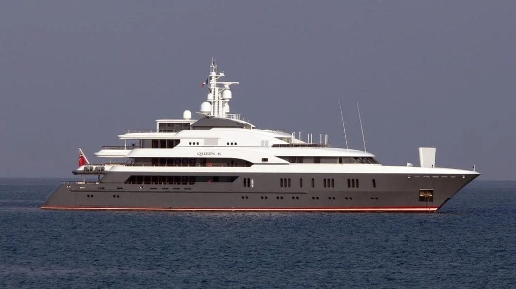 El yate 'Clio', de 238 pies y valorado en 65 milliones de dólares, pertenece a Oleg Deripaska un oligarca ruso y fundador del Basic Element Group, un holding con inversiones en minería y metales y presunto proveedor de equipamiento militar a Rusia. Controla Rusal, el segundo productor mundial de aluminio. Deripaska está sometido a sanciones de Estados Unidos desde 2018. La Unión Europea lo sancionó a principios de abril, el mismo día que también añadió a la lista negra a 
<a href="https://www.univision.com/noticias/mundo/quienes-son-las-hijas-de-putin">las hijas adultas de Putin</a>.