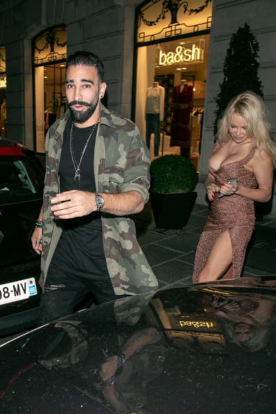 En 2017, la estrella canadiense de 51 años y el futbolista francés de ascendencia marroquí, de 33 años, comenzaron a vivir su romance en una mansión que adquirieron en Marsella. Esto de acuerdo a reportes del diario galo La Provence recopilados por el periódico español 
<b><a href="https://www.elmundo.es/loc/celebrities/2019/06/25/5d12055cfdddffc0bf8b4611.html" target="_blank">El Mundo</a></b>.