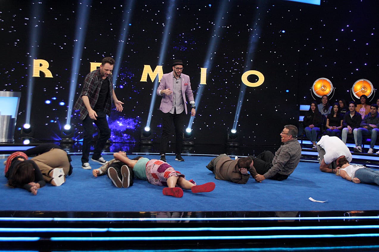 Otro de los juegos que vimos en esta primera emisión de Me Caigo De Risa fue el 'Alphabody express', en el que los miembros de la 'Familia Disfuncional' y los invitados debieron levantarse de su lugar al escuchar una alarma, al final debieron representar una letra con sus cuerpos, en esta ocasión fue 'Premio'. Irina y Grabriel hicieron la letra 'I'.