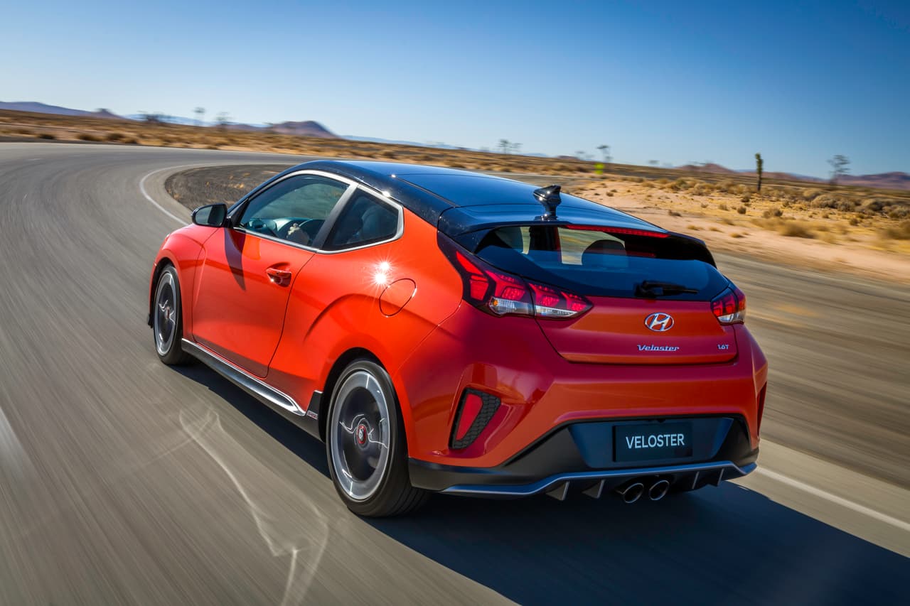 El Hyundai Veloster Turbo y el R-Spec cuentan con motor turbo de cuatro cilindros y 1.6 litros generador de 201 hp. Estará disponible con transmisión manual de seis velocidades o una de doble embrague y siete velocidades.