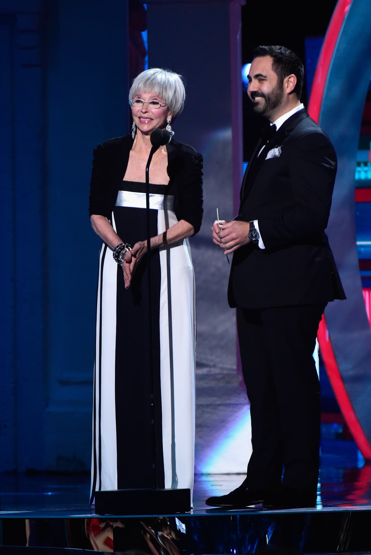 Enrique Santos y Rita Moreno fueron los encargados de presentar el Premio a Mejor Álbum de Música Urbana.