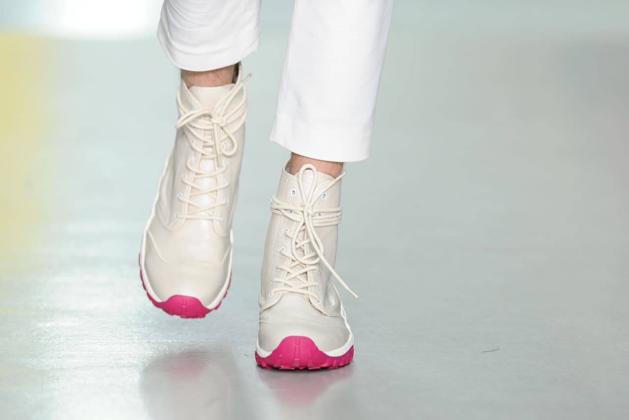 Si te rehusas a llevar tanta feminidad hecha zapatos, busca unos básicos blancos con estridentes suelas fucsias.