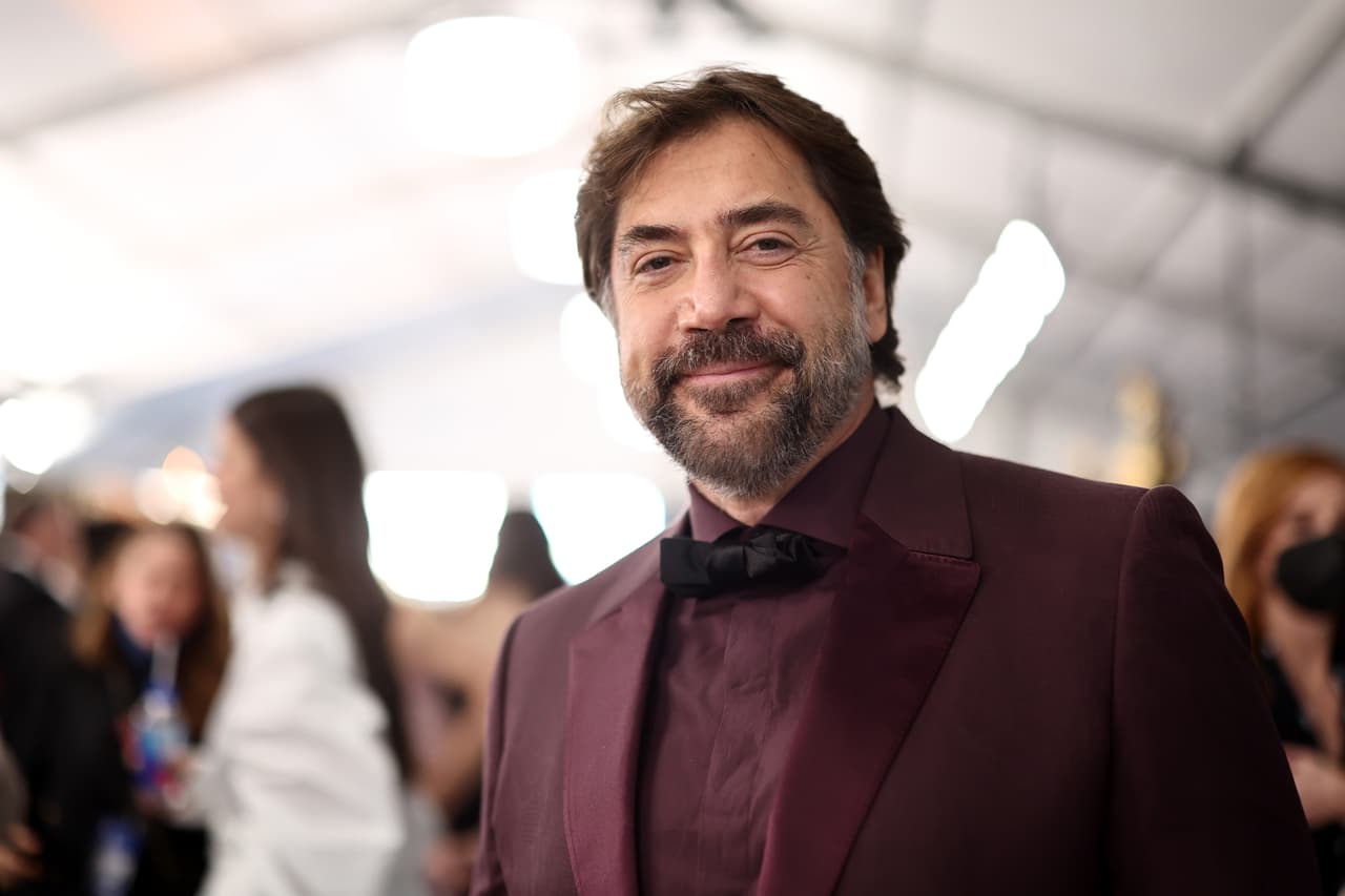 Javier Bardem estaba ahí enfundado en este traje que iba entre los tonos tintos.