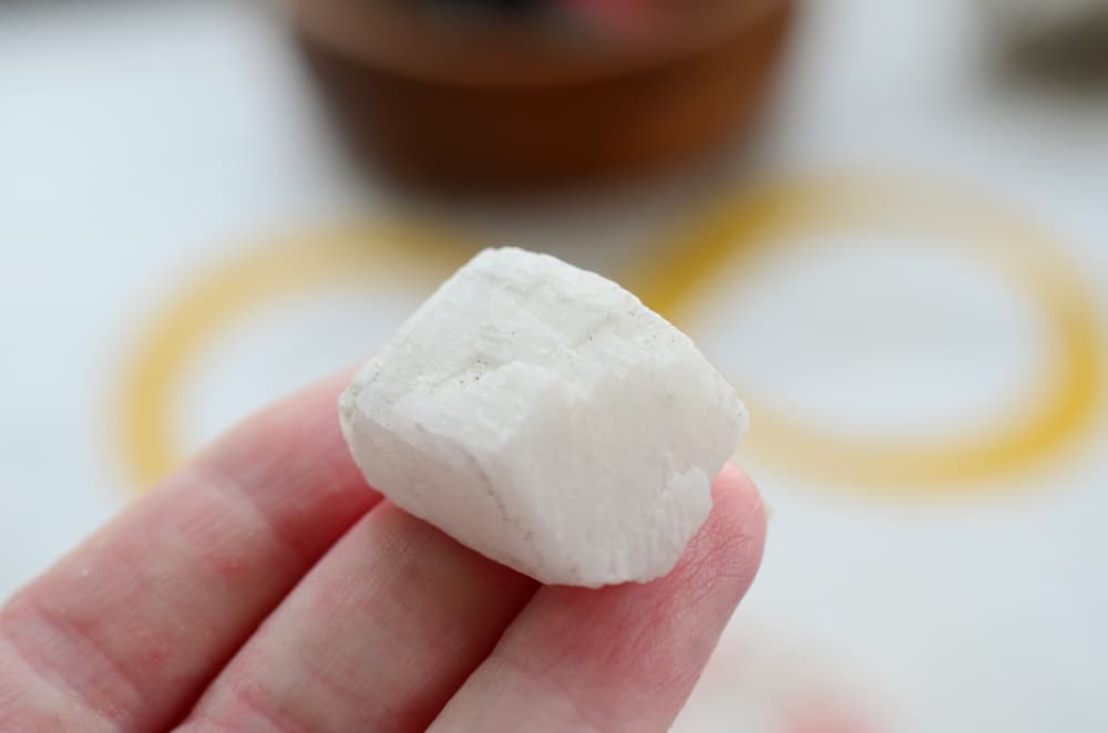 También puede usarse para formar una capa protectora en casa, creando un espacio seguro donde no se permitiría la entrada de influencias externas y negativas. Déjala cerca de la entrada de tu hogar.