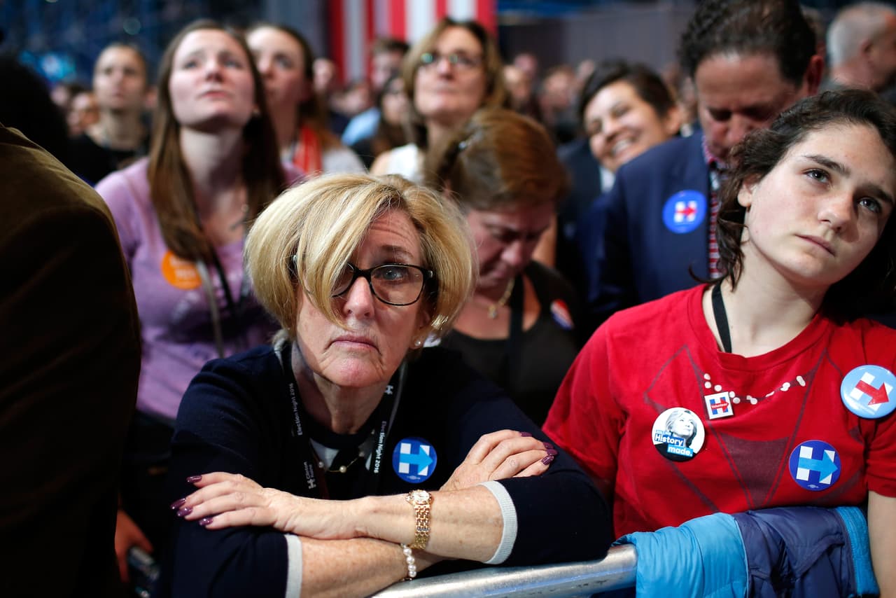 Algunos rostros afectados tras los primeros resultados en la fiesta electoral demócrata.