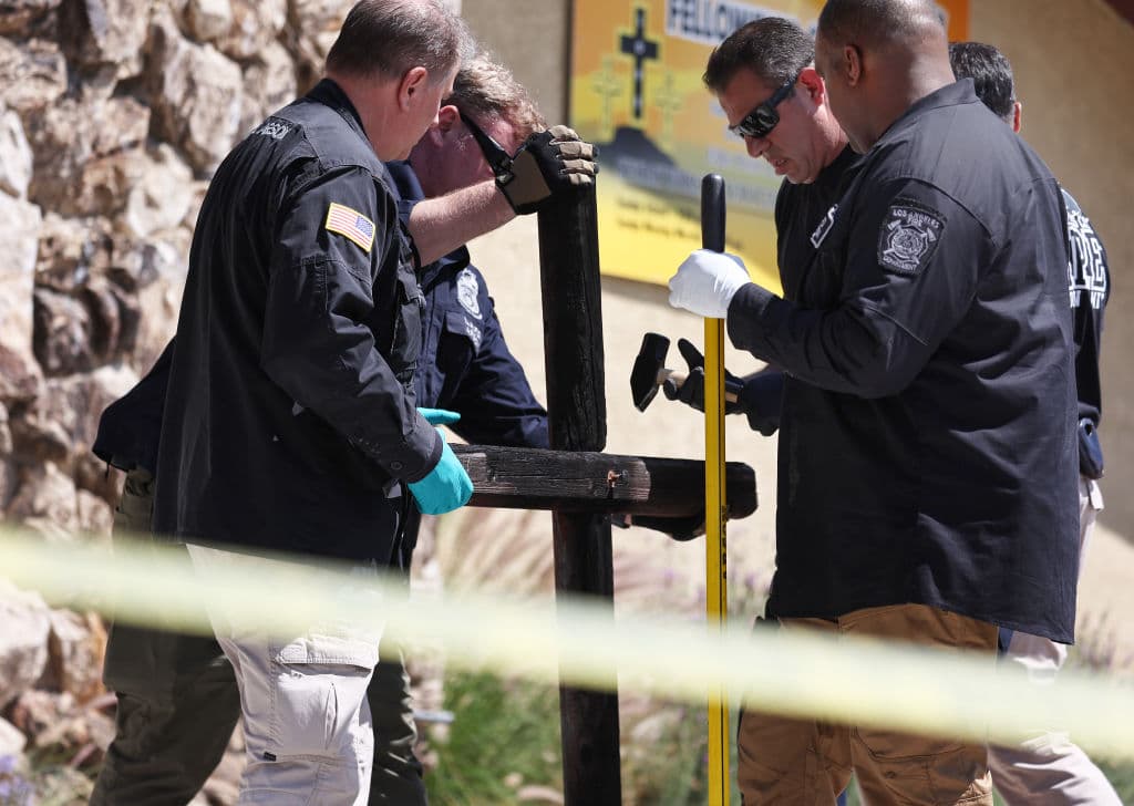 El pastor Pierre Howard dijo que una vez la pesquisa concluya, las cruces quemadas quedarán expuestas afuera de la iglesia, como antes. Anticipó que colocarán rocas alrededor de cada una.