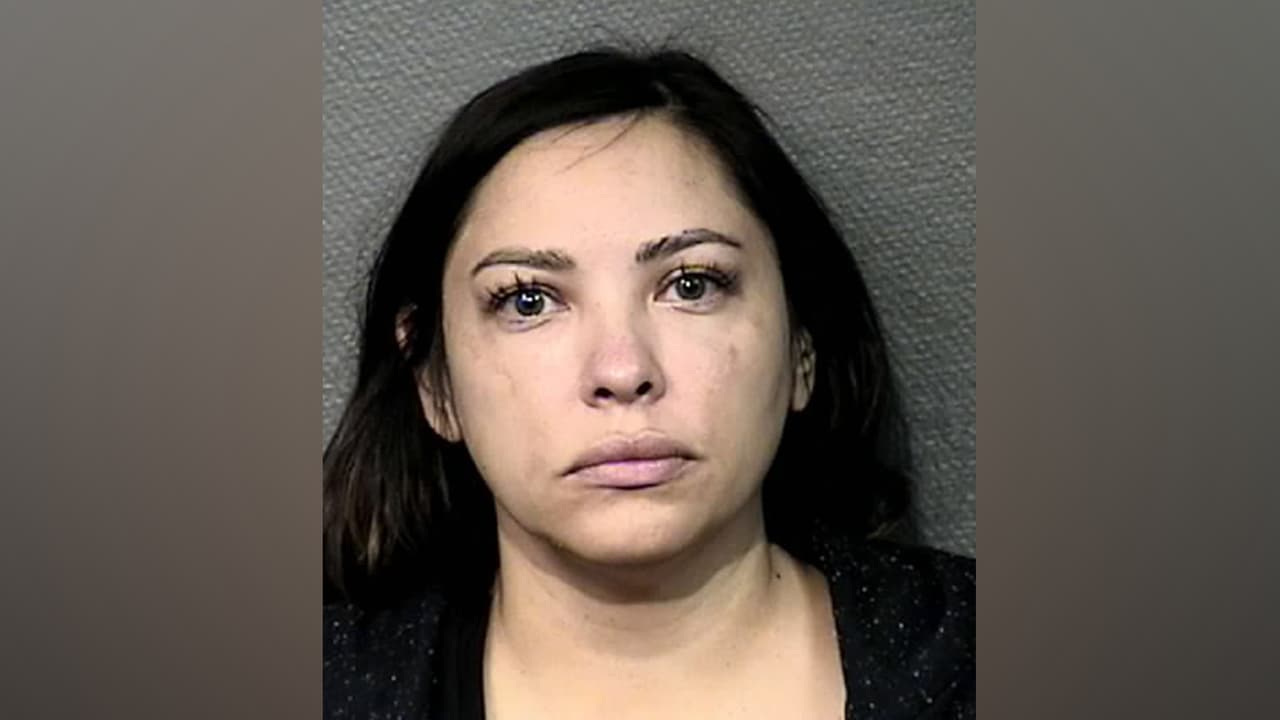 Acusan a cosmetóloga hispana de medicar a clienta que terminó hospitalizada 