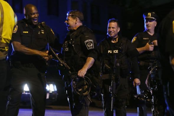 La policía confirmó vía Twitter, la detención del segundo sospechoso de los atentados del pasado lunes en el maratón de Boston (EE.UU.) y que había sido acorralado en el barrio de Watertown. "CAPTURADO!!! La caza se ha acabado. La búsqueda ha terminado. Se acabó el terror. Y la justicia ha ganado. El sospechoso está bajo custodia", se lee en el tuit de la policía de Boston. A lo largo de toda la jornada un extraordinario despliegue policial había perseguido a Dzhokhar Tsarnaev, un joven de 19 años de origen chechén, presunto coautor de los atentados. Según el diario Boston Globe, Tsarnaev fue capturado después de un tiroteo en el que resultó herido, por lo que está siendo trasladado al Hospital Mount Auburn de Cambridge. Un oficial le dijo al diario que el joven, de 19 años, se encuentra consciente. La noticia de su captura fue acogida con aplausos por el público que salió de sus casas.