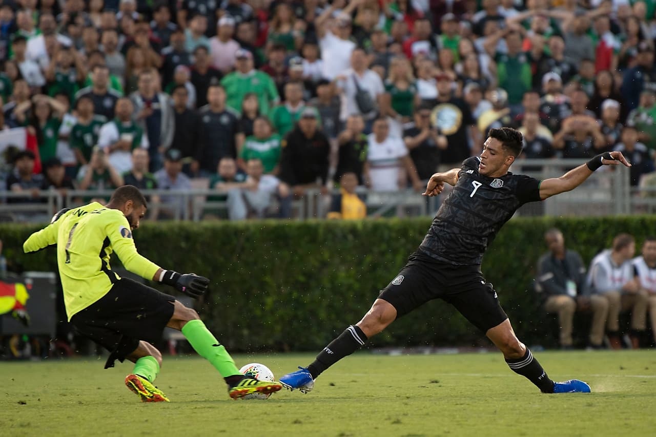 Parecía ser el más ansioso por el gol, Raúl Jiménez (derecha) no podía definir con claridad en el área cubana en el primer tiempo.
