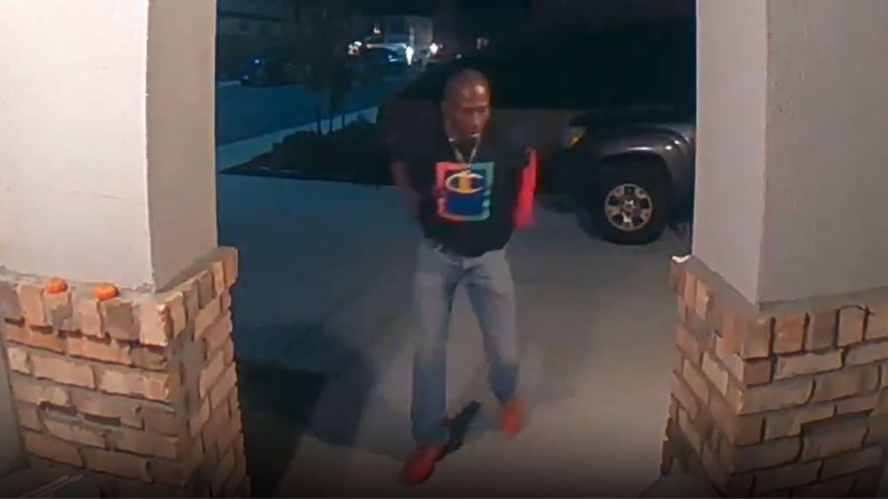 La policía está pidiendo la colaboración de la comunidad para identificar al sospechoso.