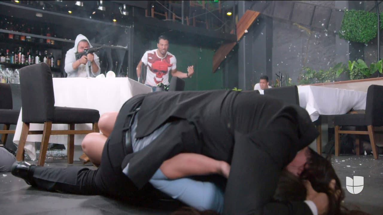 De inmediato Ricardo protegió con su cuerpo a Alejandra.