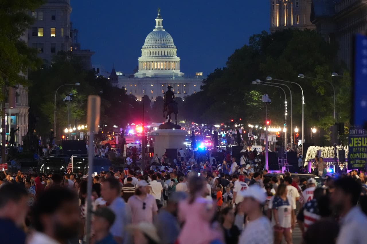 La multitud se agolpa en la Avenida Pennsylvania tras ser evacuada del National Mall ante la previsión de fuertes tormentas durante un evento conmemorativo del Día de la Independencia y fuegos artificiales en honor al 250 aniversario de la nación, el sábado 4 de julio de 2026, en Washington.
