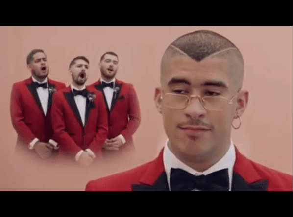 En el video, el popular 'Conejo malo' deja del lado sus atuendos fosforescentes y extravagantes y se muestra con una imagen completamente diferente: con un traje rojo quemado y sin gafas oscuras.