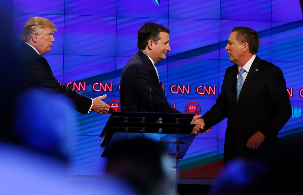 John Kasich y Ted Cruz se saludan durante el debate republicano del 10 de marzo en Florida