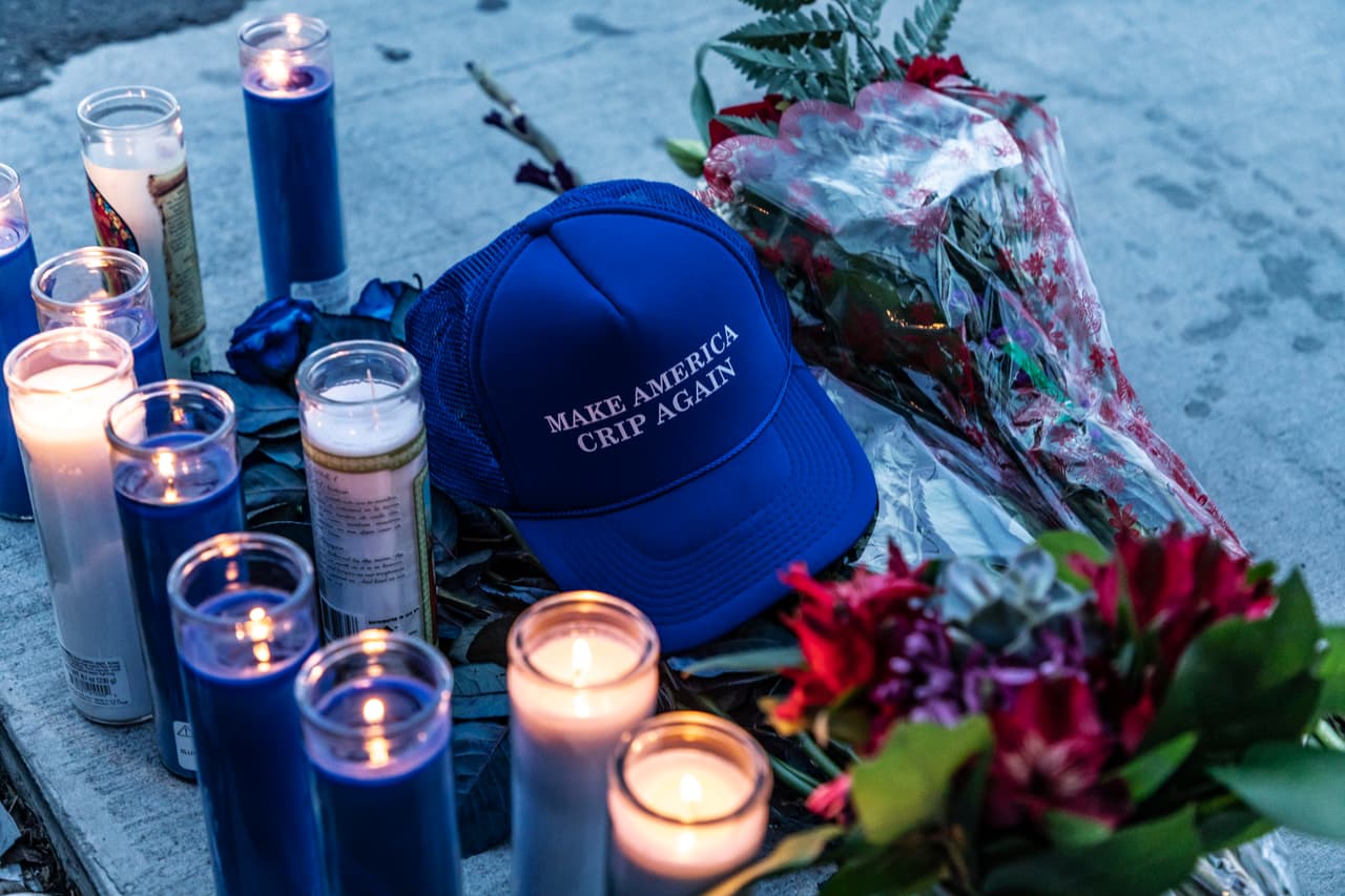 Afuera de la tienda, diversos fans y amigos se agruparon para rendir homenaje al cantante, quien fue
<b>nominado en la más reciente edición del GRAMMY</b> en la categoría de Mejor álbum de rap, por su disco debut ‘Victory Lap’.