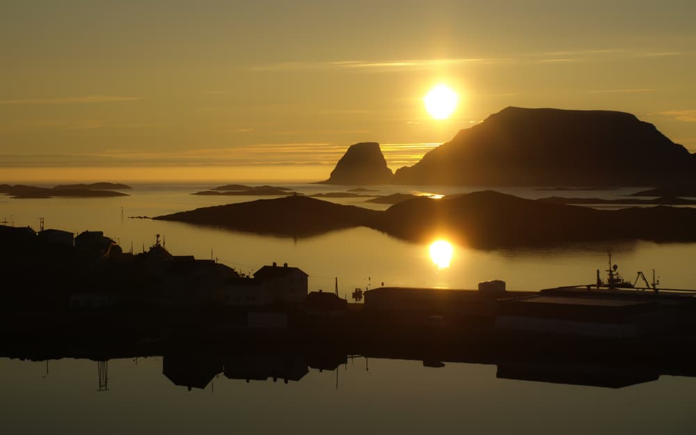 El Agni hothra estima que justo antes de la hora de la salida y puesta del Sol se concentra un gran campo energético alrededor de la pirámide de cobre.