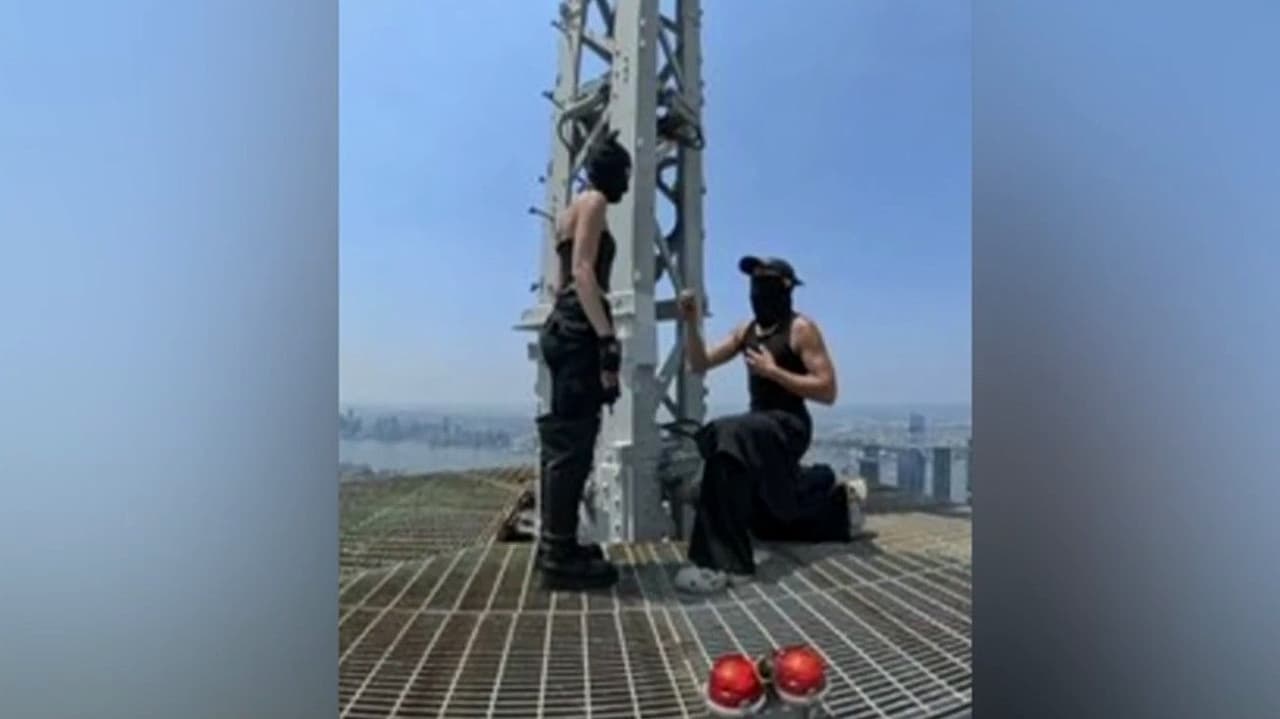 Pareja de escaladores rusos que subieron el Empire State, sella con un beso su salida de la corte