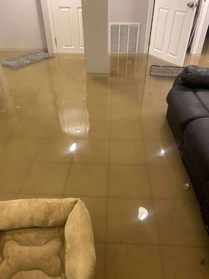 Personas afectadas acudieron a la oficina del concejal Raymon López
<b>para denunciar los daños y solicitar apoyo el fin de semana.</b> La comunidad pide respuestas concretas y acciones que ayuden a prevenir futuras inundaciones y a reducir el impacto de estos eventos recurrentes.
<br>