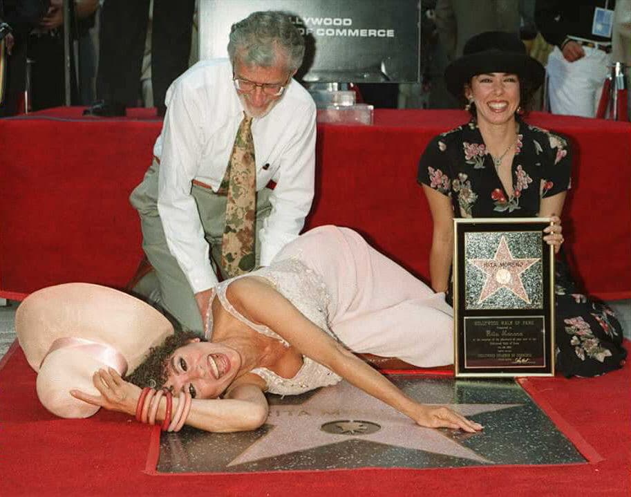 <b>Rita Moreno</b> es la única latina en ganar un Oscar, Emmy, Grammy y Tony. Además, recibió su estrella en 1995.