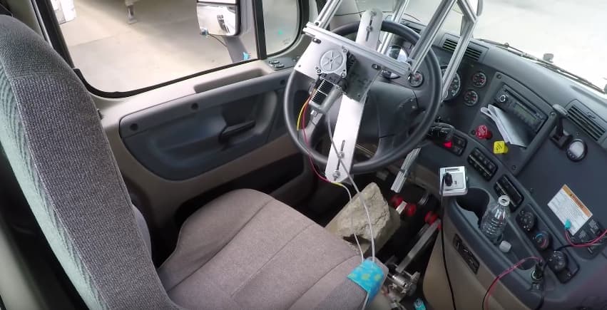 Diseñan un sistema de conducción a contról remoto para camiones