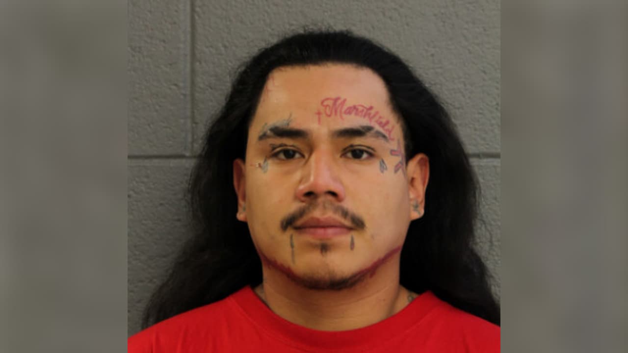 Arrestan a un hombre acusado de robar con arma peligrosa a una mujer en Kedzie Ave.