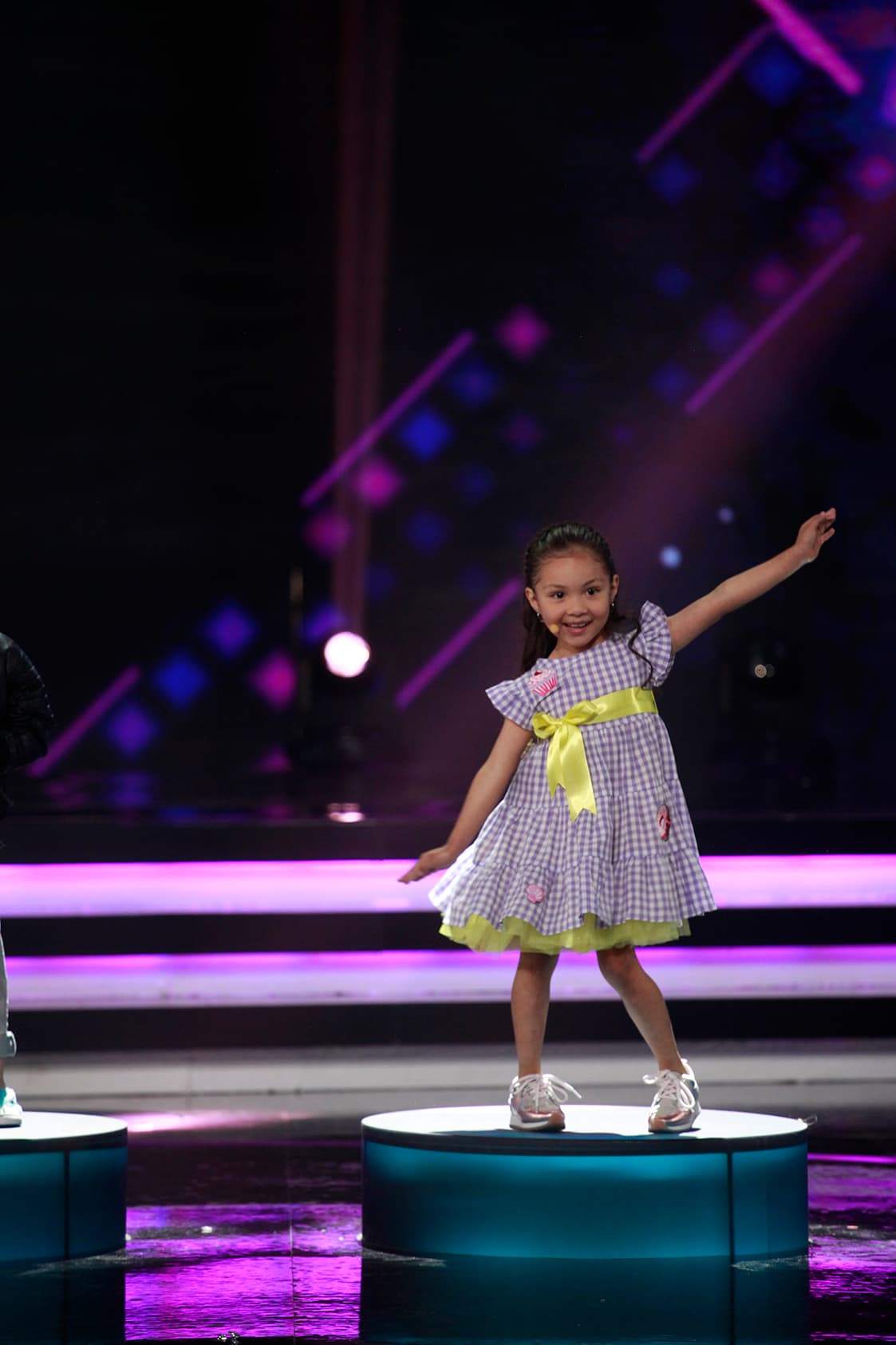 Sarilú, de 'Sarilú y sus bombas' también se apoderó de la plataforma en que se instaló. La niña que llegó al concurso directamente de Mérida hizo gala de su coquetería.