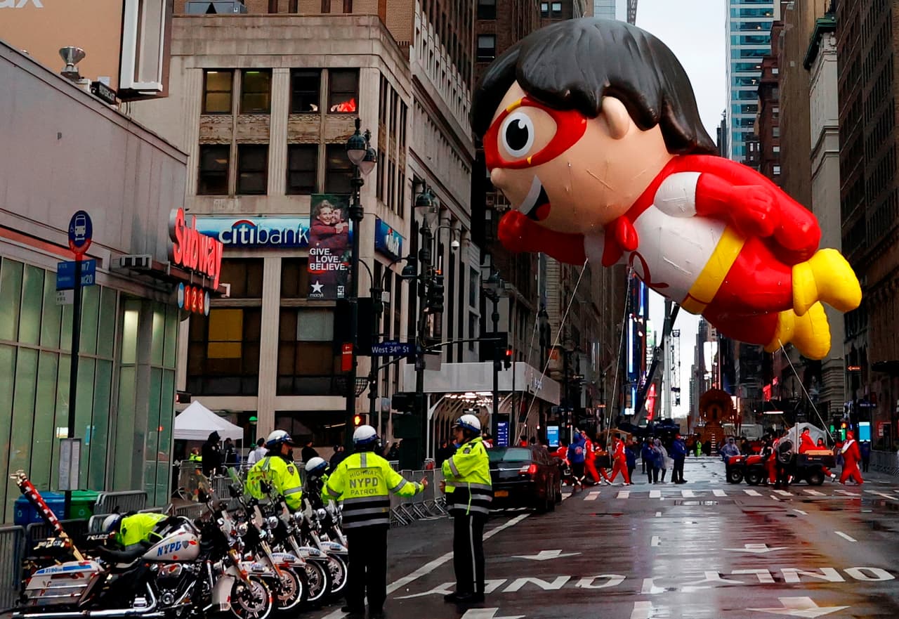 'Red Titan' también fue llevado por personas, pero hubo otros globos que fueron manejados por coches motorizados.