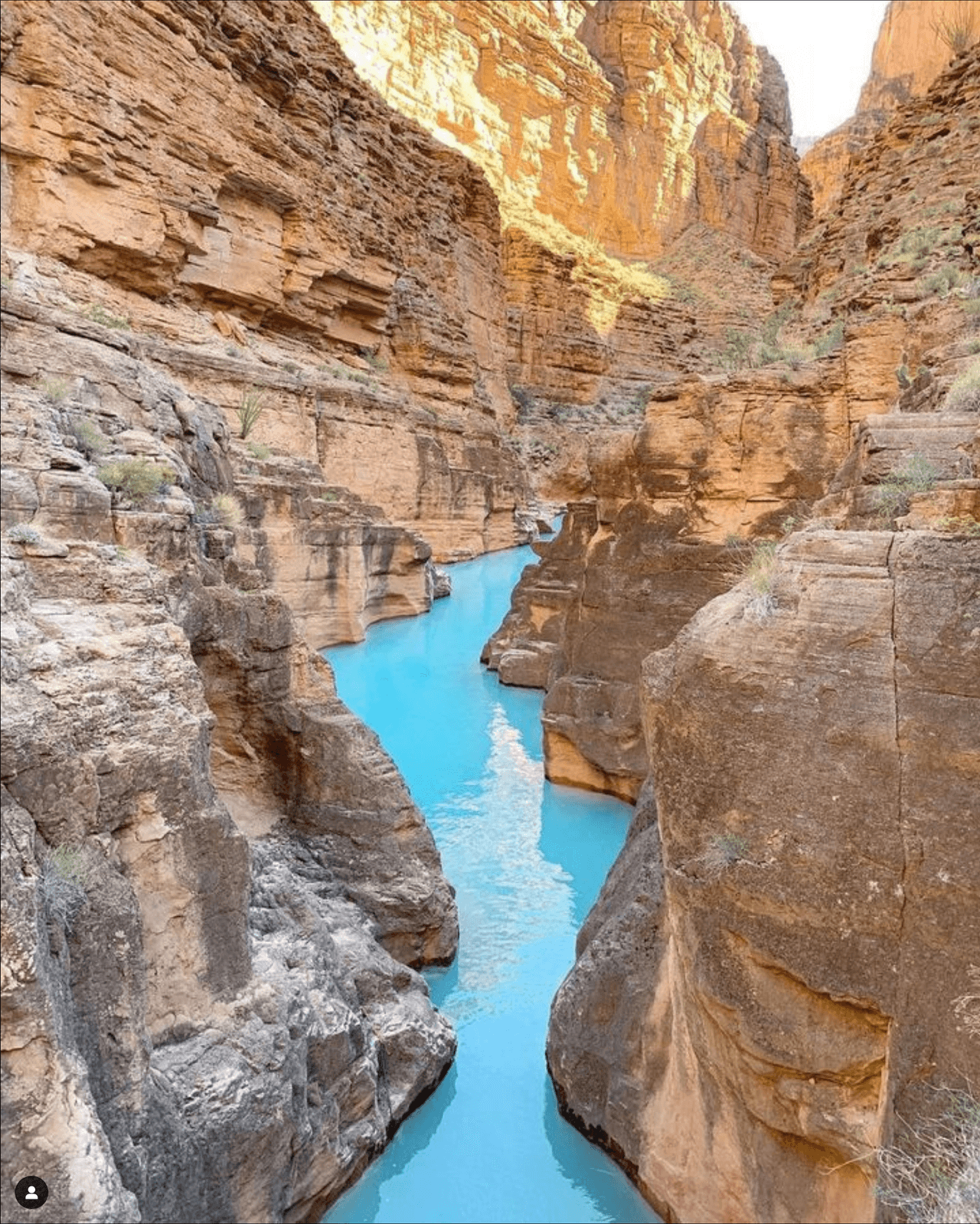 La temporada para poder visitarlas es de 
<b>febrero a noviembre, </b>y para poder adentrarte a explorar esta maravilla natural necesitas tramitar y comprar un 
<a href="https://www.havasupaireservations.com/public/login" target="_blank">permiso ante la tribu</a>.