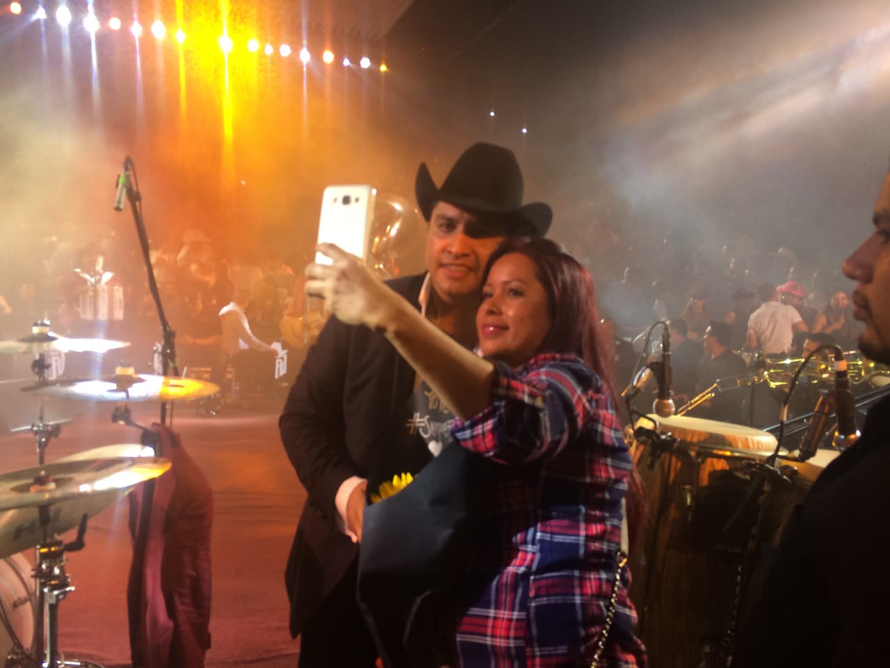 Julión se mostró de muy buen humor en el palenque de San Luis Potosí, estado central de México, donde recibió algunos detalles por parte de sus fans con quienes bailó y se tomó fotografías.