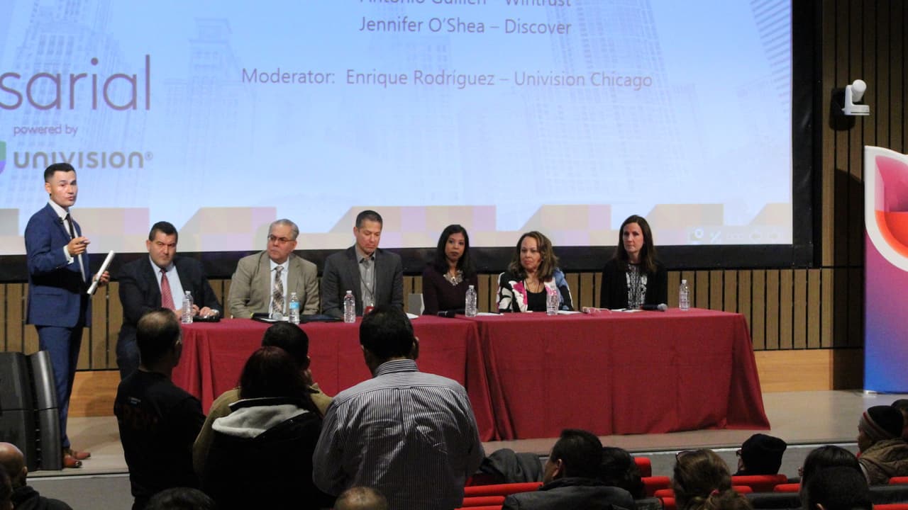 Antonio Guillen, de Wintrust, Jennifer O´Shea, de Discover, Adela Cepeda, de PFM, Martin Cabrera, de Cabrera Capitol, Manny Flores, de Sommercor y Veronica Largacha, de US Bank, fueron invitados a hablar en un pánel llamado "Show Me the Money", en el cuál se habló de dónde se encuentra el dinero para los negocios, en temas como el de capital para emprendedores.