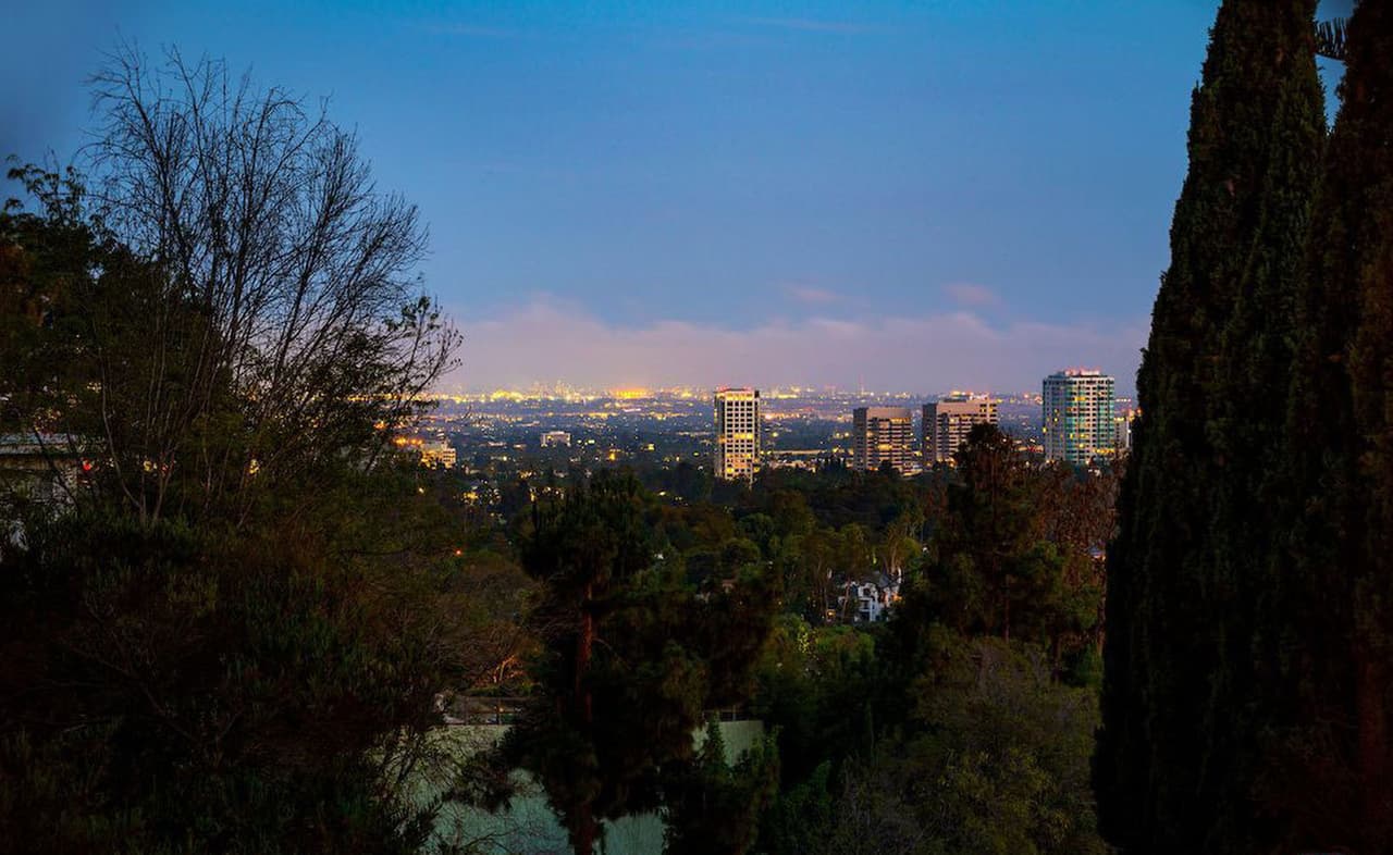 El año pasado culminó con 
<b>rumores de que Kylie Jenner estaba embarazada</b> y el 4 de febrero de este año, se anunció el nacimiento de 
<b><a href="https://www.univision.com/entretenimiento/kylie-jenner-quiere-un-nombre-femenino-para-su-segunda-hija-aunque-hay-algo-que-aun-ignora">Stormi, su hija junto al rapero</a></b>. Los tres han apostado a formar una familia y en esta mansión, con esta espectacular vista, podría visitarles en un tiempo, la cigüeña.