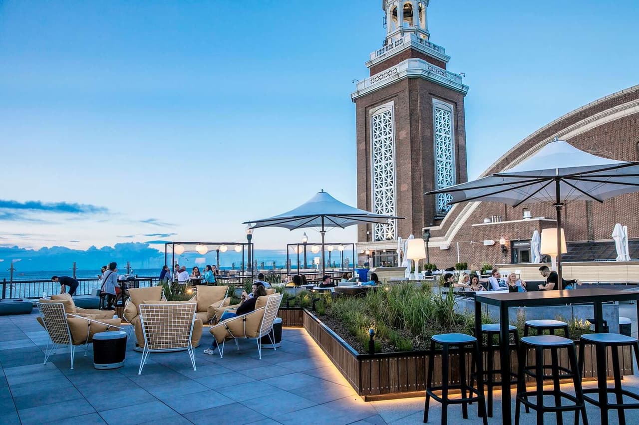 <b>Offshore en Streeterville</b>
<br>Ningún resumen estaría completo sin la inclusión de este destino de 56,000 pies cuadrados, que debutó el año pasado como el lugar en la azotea más grande de Estados Unidos. Encaramado en lo alto del tercer piso del Festival Hall de 
<b><a href="https://www.univision.com/local/chicago-wgbo/sera-epico-regresan-las-convenciones-a-chicago-y-hay-expectativa-a-pocos-dias-de-la-reapertura-total-video">Navy Pier</a></b>, el espacioso lugar ofrece mucho espacio para el distanciamiento social, además de vistas de grado A del lago y una lista de platillos costeros como rollos de maki de cangrejo y salmón de las Islas Feroe junto con bebidas estimulantes como el Sparkling Sapphire (Ginebra Bombay Sapphire, lichi, pepino, jengibre, limón). Visita 
<a href="http://www.navypier.org">www.navypier.org</a>