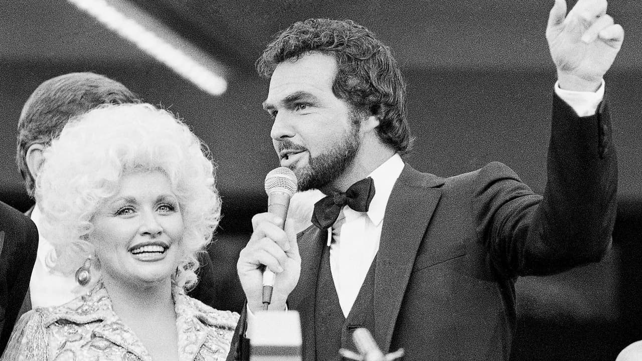 <h3 class="cms-H3-H3">Más de 240,000 libros que llegaron a hogares de Tarrant</h3> La relación de Dolly Parton con Texas 
<b>también tuvo capítulos lejos de los escenarios del norte del estado.</b> 
<br>La fotografía 
<b>la muestra junto a Burt Reynolds en Austin, el 12 de julio de 1982,</b> durante el estreno de la película The Best Little Whorehouse in Texas. 
<br>Pero en Tarrant, 
<b>su huella tomó una forma mucho más cotidiana. </b>
<br>Desde 2008, United Way of Tarrant County participa en Dolly Parton’s Imagination Library, 
<b>el programa creado por la cantante para enviar gratuitamente un libro cada mes a niños desde su nacimiento hasta los 5 años. </b>
<br>La organización informa que 
<b>ya se han distribuido más de 240,000 libros</b> y que el programa ha llegado a comunidades de 48 códigos postales de Tarrant. 
<br>Parton pasó 
<b>por Arlington, Fort Worth y Frisco para conciertos y grandes eventos. </b>
<br>Imagination Library llevó su nombre a otro lugar:
<b> las casas de familias con niños pequeños.</b>
<br>Los escenarios 
<b>quedaron en fotografías y videos. </b>
<br>Los libros, en cambio, 
<b>terminaron en manos de miles de niños del norte de Texas.</b>