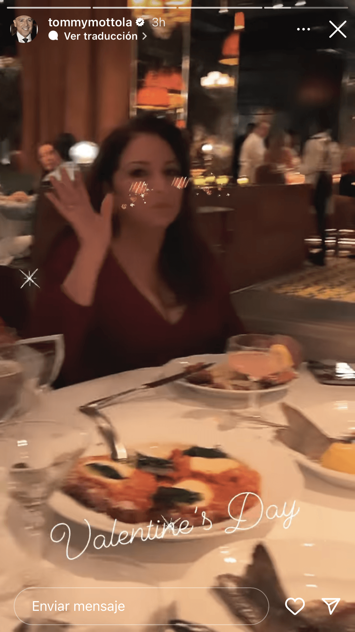 <b>"La familia"</b>, escribió el empresario de la industria musical mientras se les veía felices departiendo juntos. 
<br>