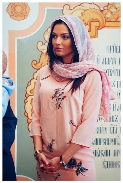 Desde el 2012 radica en México, por lo que su español es muy bueno.