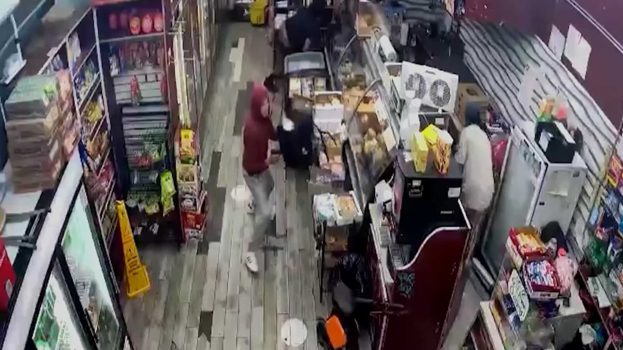 Ofrecen $5,000 de recompensa por el sospechoso del asalto mortal a una bodega en El Bronx