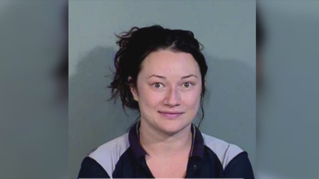 Fue detenida después de supuestamente enviar 65,000 mensajes de texto a un hombre que conoció en internet