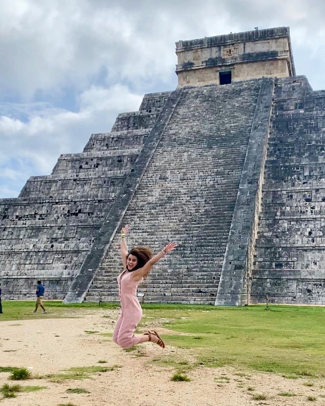 La conductora dominicana eligió tierra azteca para recargarse de energía en el estado de Yucatán: "Estoy en el aquí y ahora. Conociendo una de las siete maravillas del mundo, Chichen Itzá, con gente muy especial".