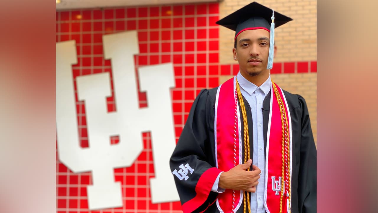 El joven se graduó de la Universidad de Houston y obtuvo una licenciatura en Biología y una especialización en Filosofía.