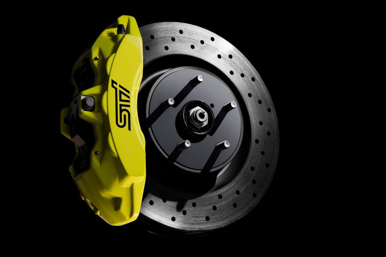 Los frenos del WRX STi son de la firma francesa Brembo, sus cálipers son amarillos como color identificatorio.