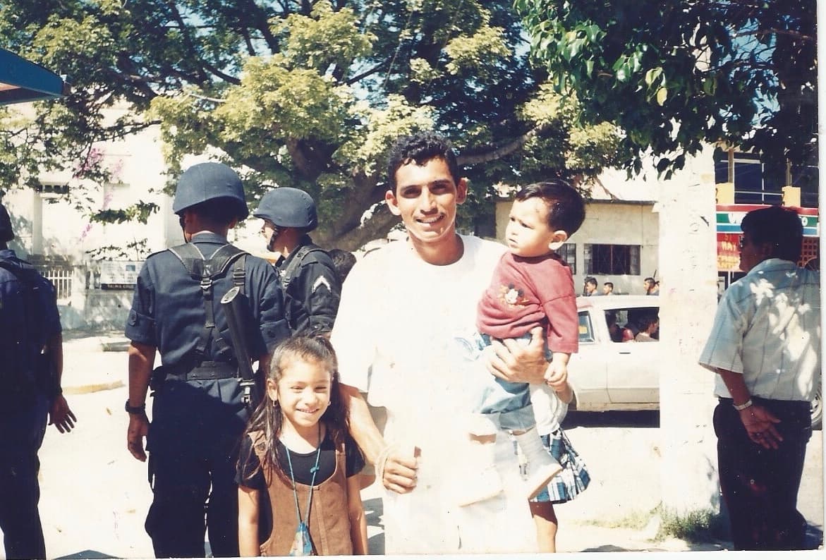 Mayra Garibo, su padre Guadalupe y su hermano menor, cuando eran pequeños y vivían en Sinaloa, México.