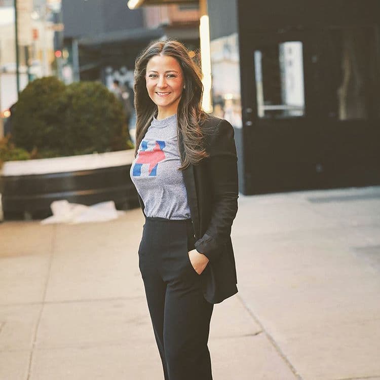 El grupo recibe más de 20,000 mensajes cada día, en los que se comparten historias de inspiración acerca de por qué están votando por Clinton y en honor a quién. 
<br>