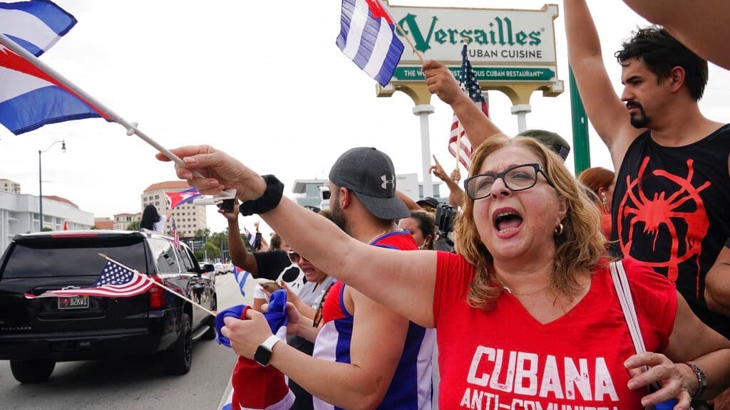 Foto de archivo que muestra a exiliados cubanos el 12 de julio del 2021 frente al restaurante Versailles en La Pequeña Habana, Miami.