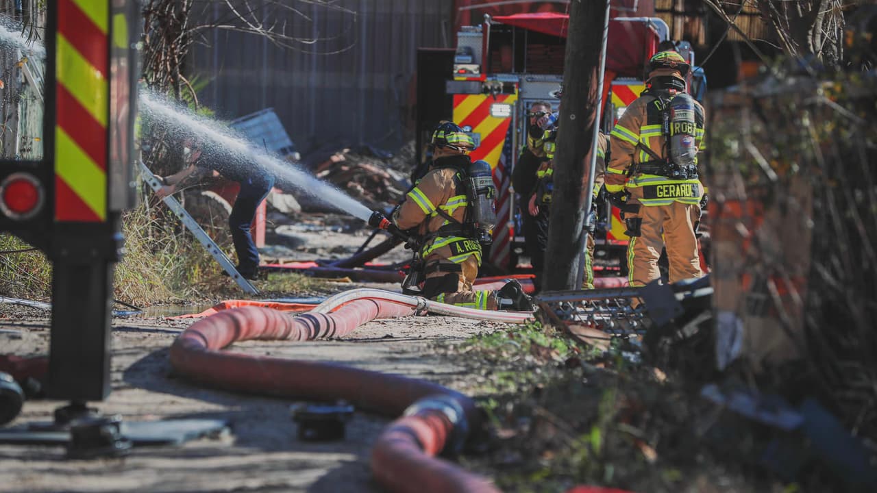 Uno de los bomberos tuvo que ser llevado a un hospital por quemaduras menores.