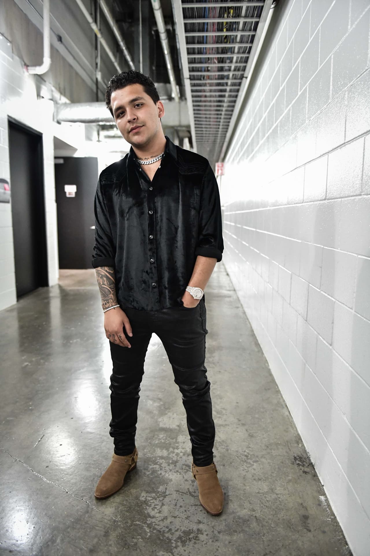 <b>A Christian Nodal le da por perder la sonrisa: </b>“En el camerino o en le pasillo, antes de ir al escenario me pongo bien serio. No estoy enojado. Estoy repasando mis canciones y hablando con Diosito. Le pido que me ayude a entregar lo mejor de mi en el escenario”.
<br>